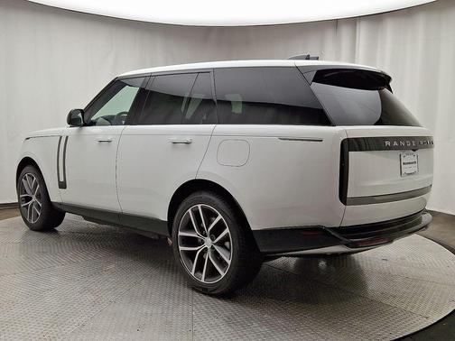 2025 Land Rover Range Rover P550e SE