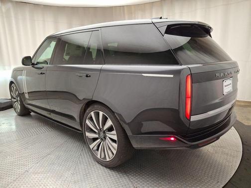 2025 Land Rover Range Rover P615 SV