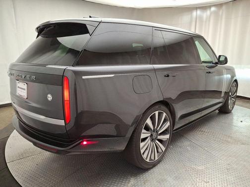 2025 Land Rover Range Rover P615 SV