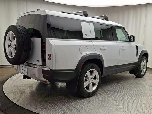 Yulong White 2023 Land Rover Defender SE