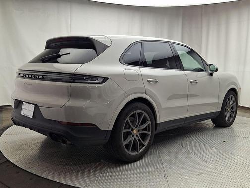Chalk 2024 Porsche Cayenne Base