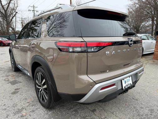 2023 Nissan Pathfinder Platinum FWD