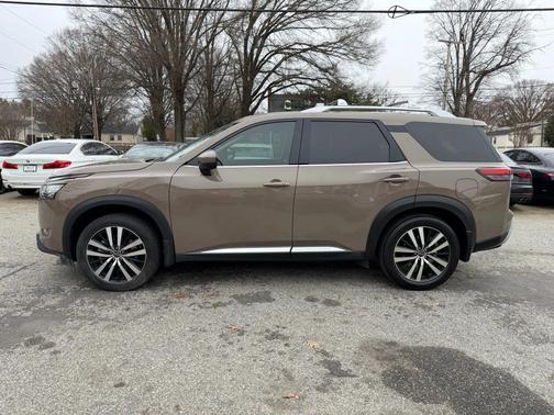 2023 Nissan Pathfinder Platinum FWD
