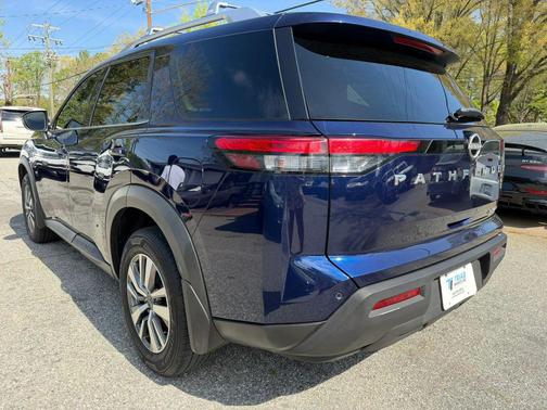 2023 Nissan Pathfinder SL 4WD