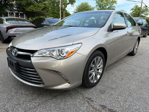 Gold 2015 Toyota Camry Hybrid XLE