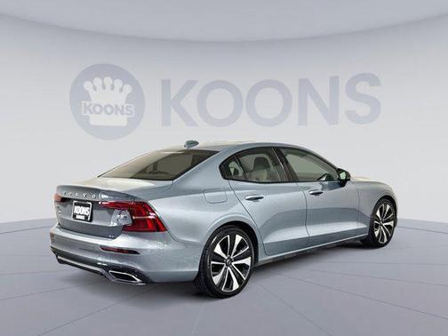 2022 Volvo S60 T5 Momentum