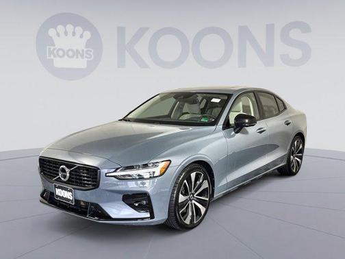 2022 Volvo S60 T5 Momentum