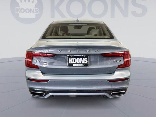 2022 Volvo S60 T5 Momentum