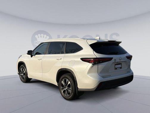 Wind Chill Pearl 2024 Toyota Highlander XLE