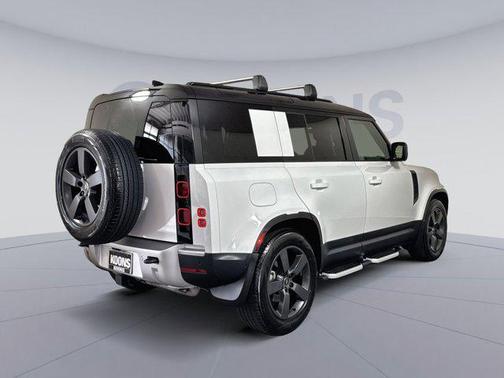 2025 Land Rover Defender 110 P300