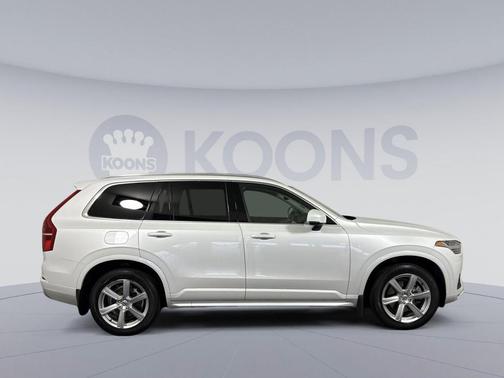 Crystal White Metallic 2022 Volvo XC90 T6 Momentum