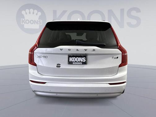 Crystal White Metallic 2022 Volvo XC90 T6 Momentum