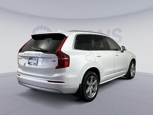 Crystal White Metallic 2022 Volvo XC90 T6 Momentum