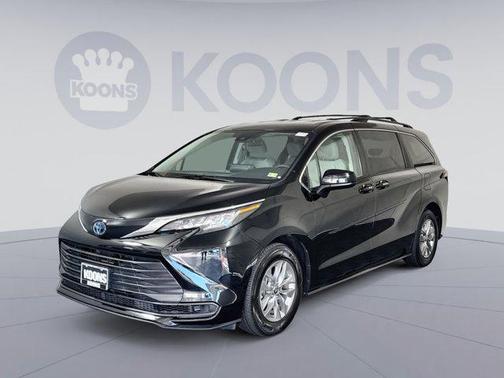 2022 Toyota Sienna LE