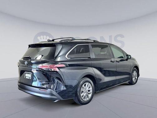 2022 Toyota Sienna LE