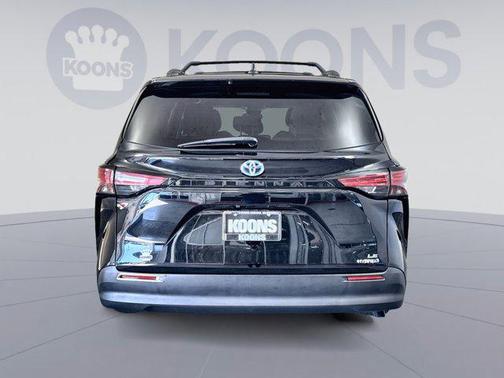 2022 Toyota Sienna LE