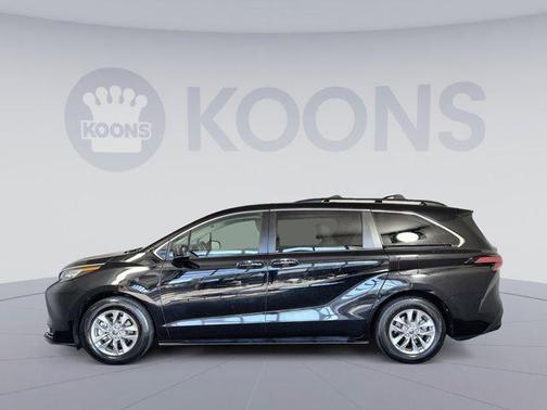 2022 Toyota Sienna LE