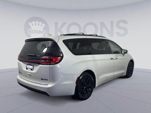 Luxury White Pearlcoat 2021 Chrysler Pacifica Hybrid Limited