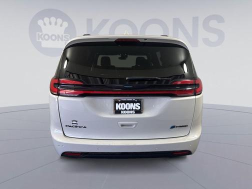 Luxury White Pearlcoat 2021 Chrysler Pacifica Hybrid Limited