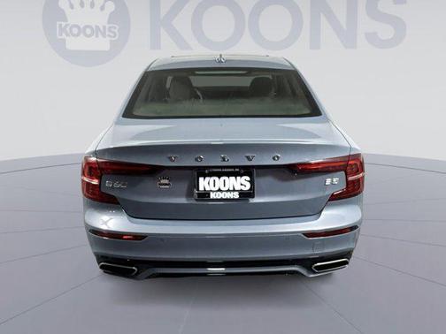 2022 Volvo S60 T5 Momentum
