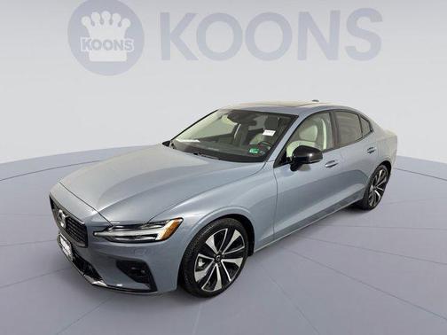 2022 Volvo S60 T5 Momentum