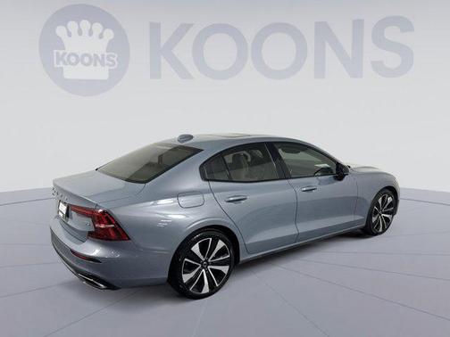 2022 Volvo S60 T5 Momentum
