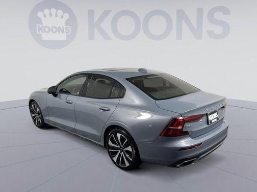 2022 Volvo S60 T5 Momentum