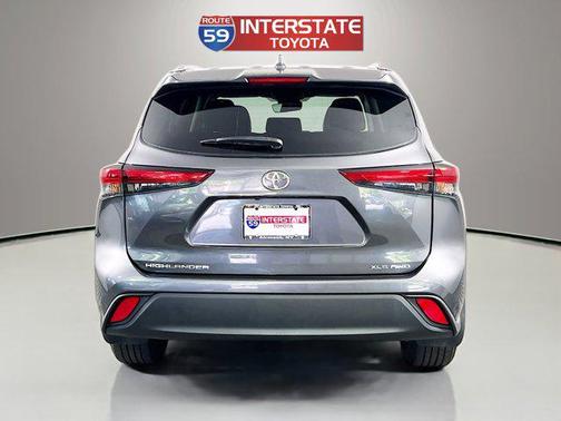 Magnetic Gray Metallic 2023 Toyota Highlander XLE