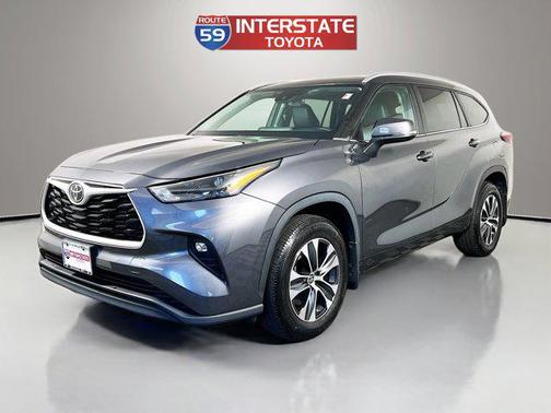 Magnetic Gray Metallic 2023 Toyota Highlander XLE