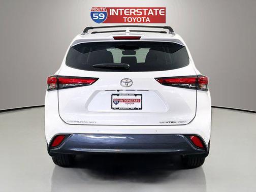 White 2023 Toyota Highlander XLE