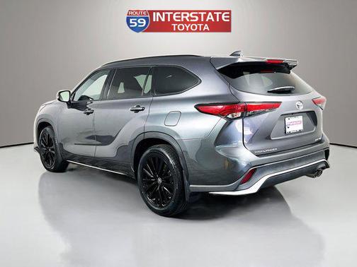 Magnetic Gray Metallic 2023 Toyota Highlander XSE