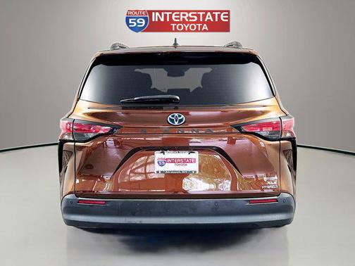 2022 Toyota Sienna XLE 8 Passenger