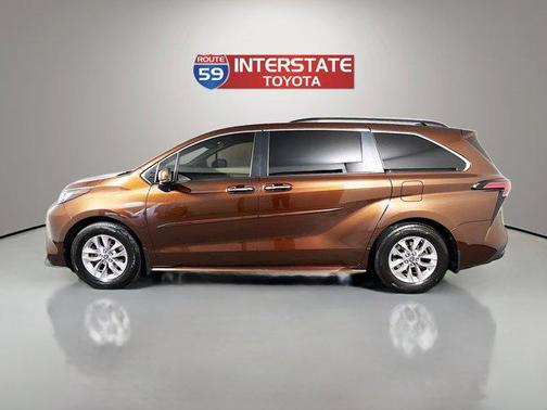 2022 Toyota Sienna XLE 8 Passenger