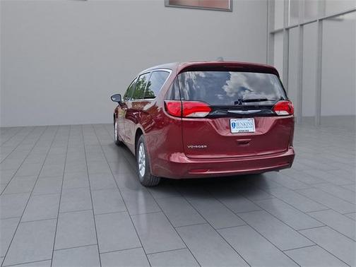2022 Chrysler Voyager LX