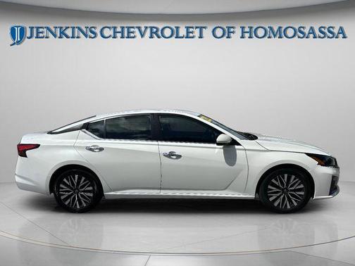 White 2023 Nissan Altima 2.5 SV
