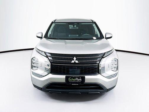 Labrador Black Pearl 2022 Mitsubishi Outlander ES 2.5 S-AWC