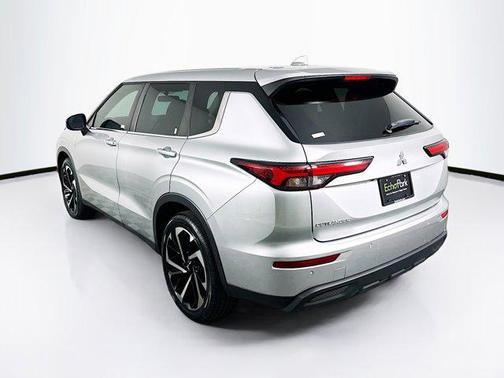 Labrador Black Pearl 2022 Mitsubishi Outlander ES 2.5 S-AWC