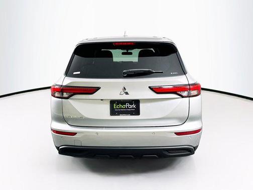 Labrador Black Pearl 2022 Mitsubishi Outlander ES 2.5 S-AWC