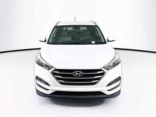 Winter White 2017 Hyundai TUCSON SE