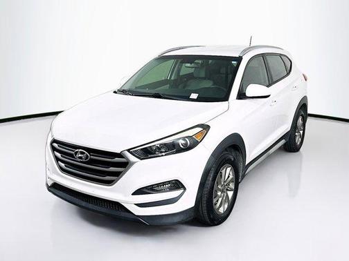 Winter White 2017 Hyundai TUCSON SE