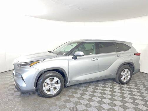 Photo 5 of 38 of 2021 Toyota Highlander LE