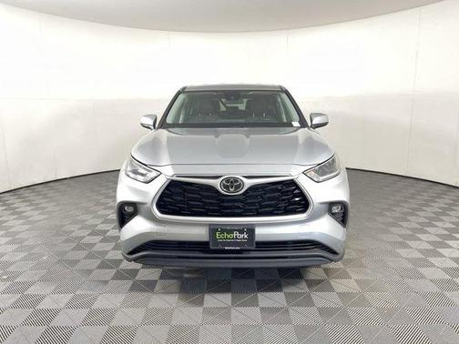 Photo 2 of 38 of 2021 Toyota Highlander LE