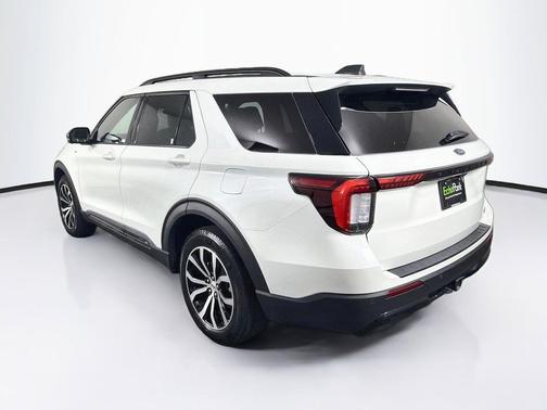 Star White Metallic Tri-Coat 2025 Ford Explorer ST-Line