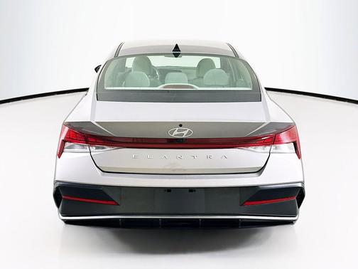 Fluid Metal 2025 Hyundai ELANTRA SEL
