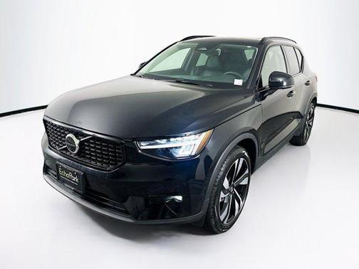 2025 Volvo XC40 B5 Plus Dark Theme
