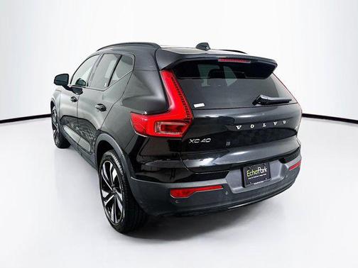 2025 Volvo XC40 B5 Plus Dark Theme