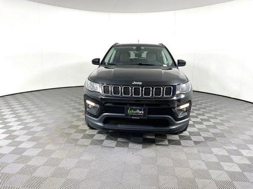 Photo 2 of 33 of 2020 Jeep Compass Latitude