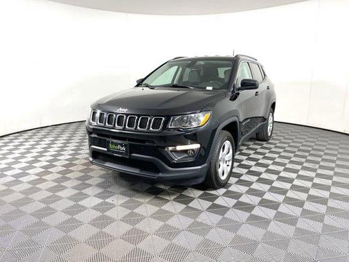 Photo 3 of 33 of 2020 Jeep Compass Latitude