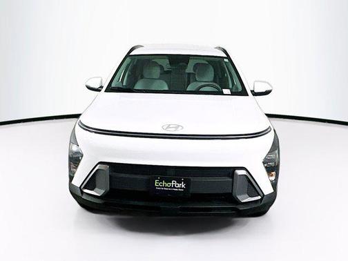 Atlas White 2025 Hyundai KONA SEL