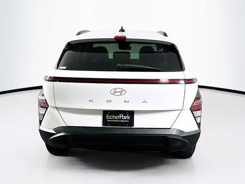 Atlas White 2025 Hyundai KONA SEL